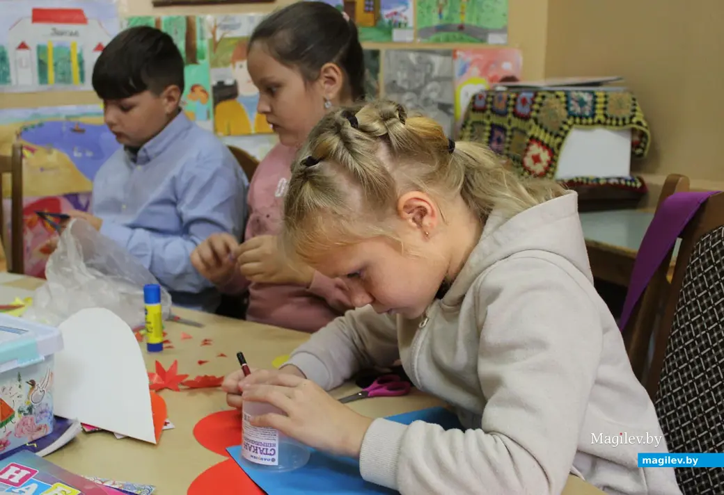 Подарок для мамы своими руками готовят маленькие могилевчане – воспитанники Центра детского творчества КУП ЖРЭУ Октябрьского района города Могилева.