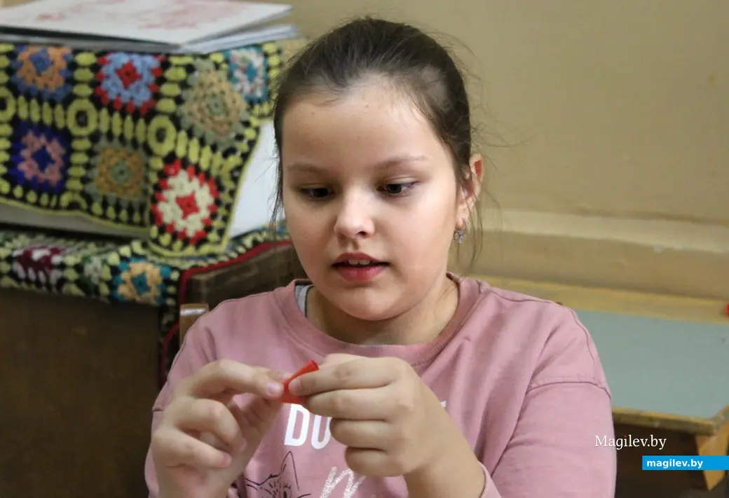 Подарок для мамы своими руками готовят маленькие могилевчане – воспитанники Центра детского творчества КУП ЖРЭУ Октябрьского района города Могилева.