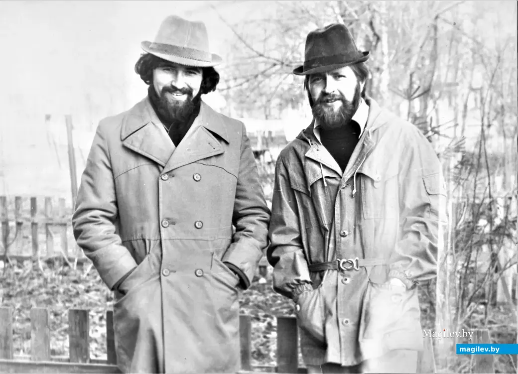Могилевские Шерлок Холмс и доктор Ватсон (Александр Филипченко, слева, и Александр Образцов) на прогулке в поисках сюжетов для своих произведений. Могилев, 1980-й год.
