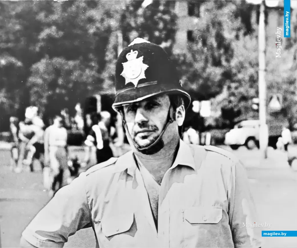 Превратившись на время в лондонского полицейского, я даже в родном городе на улице Первомайской ощутил особенности атмосферы Бейкер-стрит. Могилев, 1999 год.