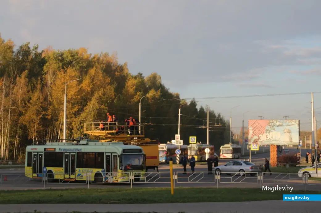 14.10.2022г. В Бобруйске оборвалась контактная сеть для троллейбусов, движение остановлено. Фото: Руслан Рябов