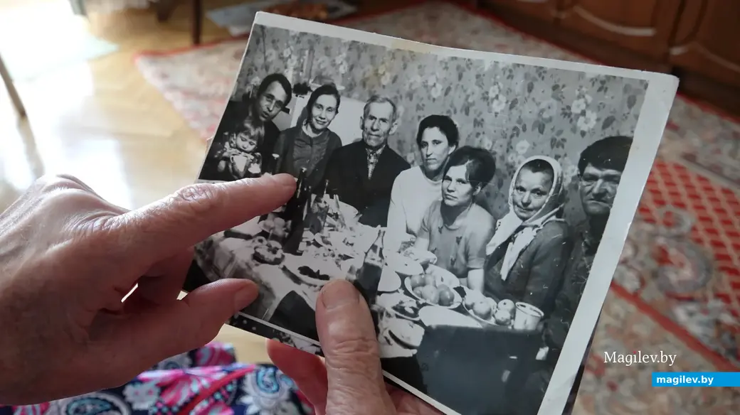 «А эта мы, родныя, сабраліся ў Біскупке. Вот я, вторая злева, маладая», – показывает на фото Валентина Михайловна. Фото: Денис НОСОВ