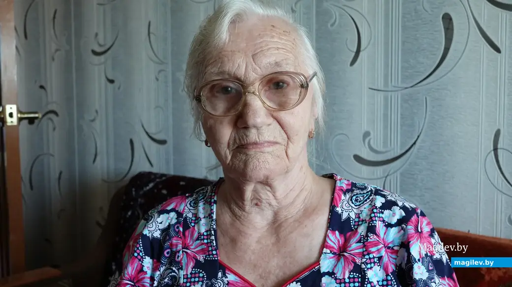 Валентина Михайловна Бурая в своей квартире на Орджоникидзе. Квартиру эту они с мужем получили после девяти лет работы на заводе РТИ.