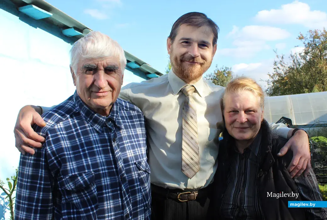 Могилевский художник Сергей Киселев с родителями Леонидом Михайловичем и Людмилой Кузьминичной. Сентябрь 2022 года.