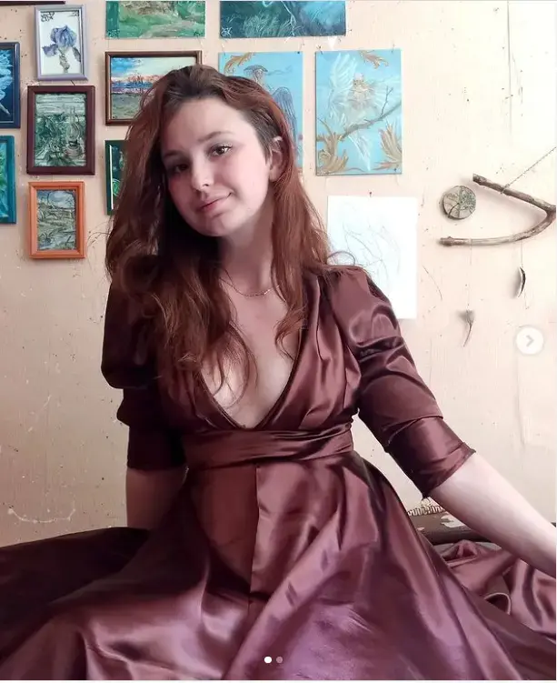 Таисия в интерьере своей комнаты. Платье тоже своими руками пошито!