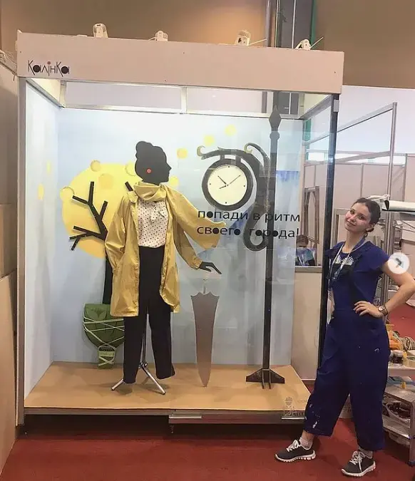 Те самые «победные" манекен и желтый плащ