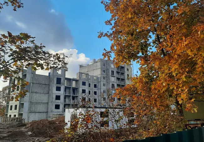 На территории снесенной Больницы сестринского ухода в Могилеве идет стройка. Фотофакт