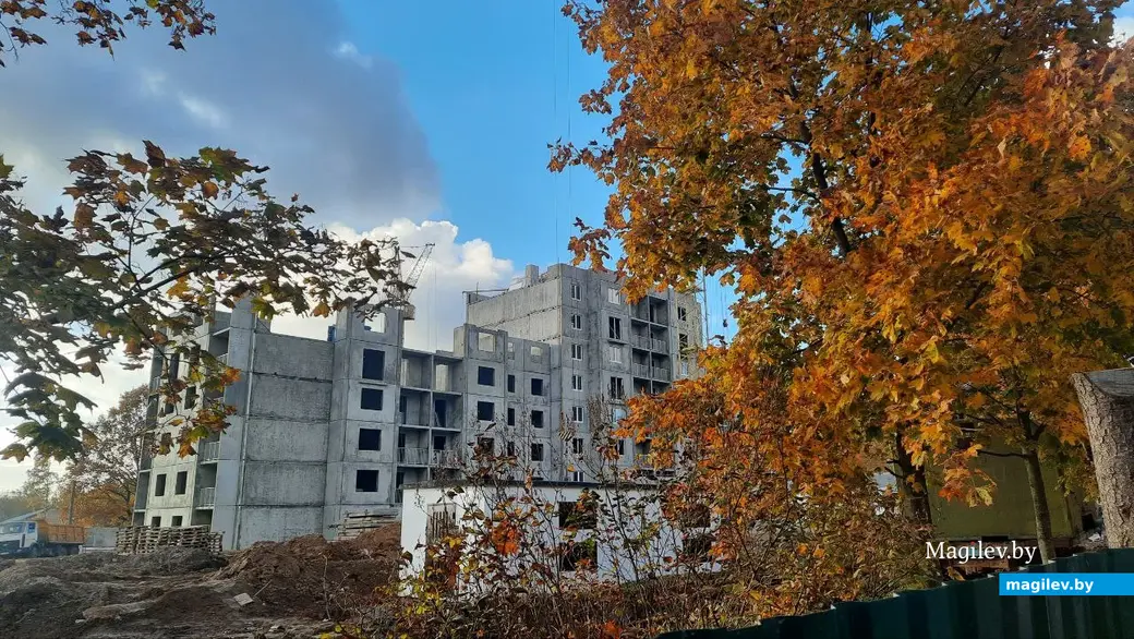 Октябрь 2022 г. Могилев, пересечение Первомайской и Витебского тупика. На территории снесенной Больницы сестринского ухода в Могилеве идет стройка