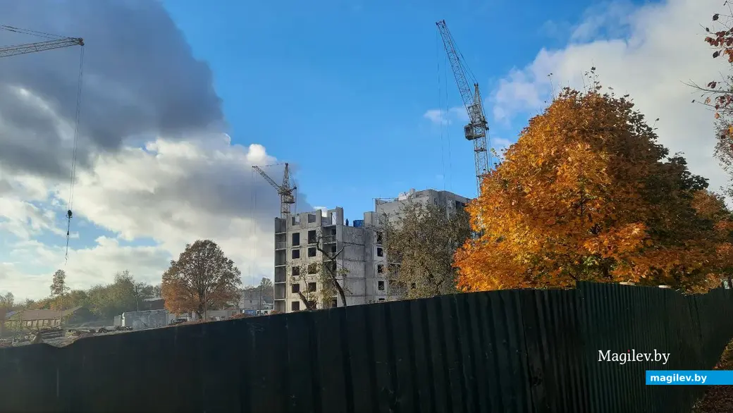 Октябрь 2022 г. Могилев, пересечение Первомайской и Витебского тупика. На территории снесенной Больницы сестринского ухода в Могилеве идет стройка