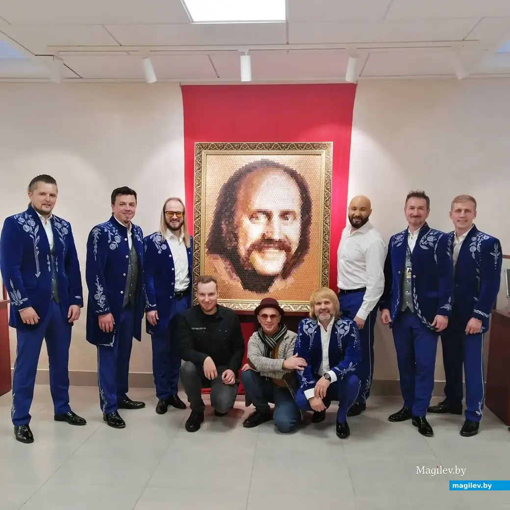 «Песняры» с Вадисом Красовским у портрета Владимира Мулявина после концерта. Могилев, Дворец культуры области, 15.10.2022 г.
