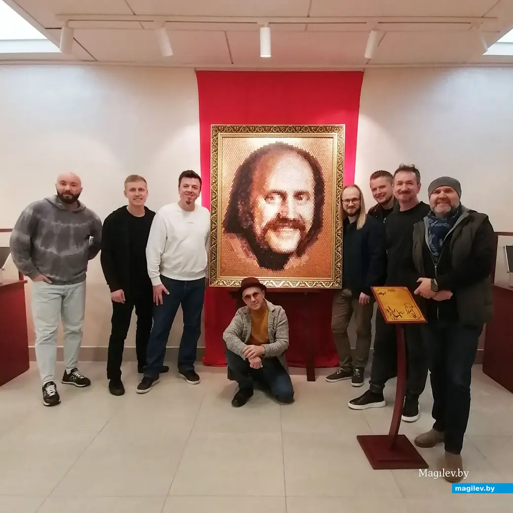 «Песняры» с Вадисом Красовским (присел) у портрета Владимира Мулявина до концерта. Могилев, Дворец культуры области, 15.10.2022 г.