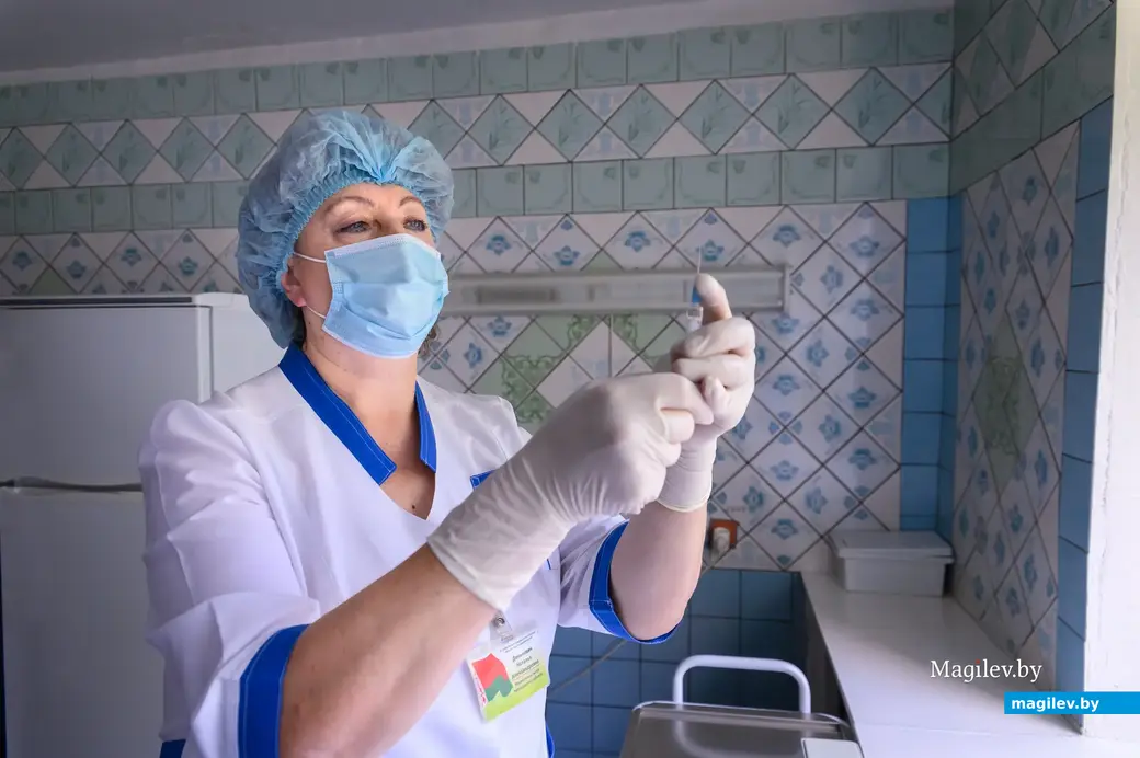 Медицинская сестра Денькевич Наталья Александровна готовится к вакцинации.