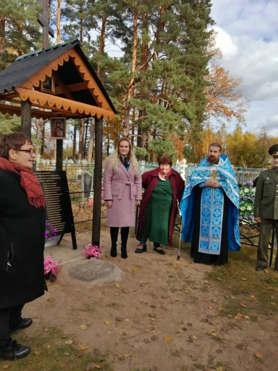 14.10.2022. д. Шейпичи. Местная жительница Людмила обратилась к соседям и гостям, поблагодарила Валентину Михайловну и всех, кто принял участие в создании мемориальной