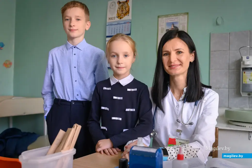 Врач-педиатр детской поликлиники №4 Олеся Юрковец со своими пациентами.