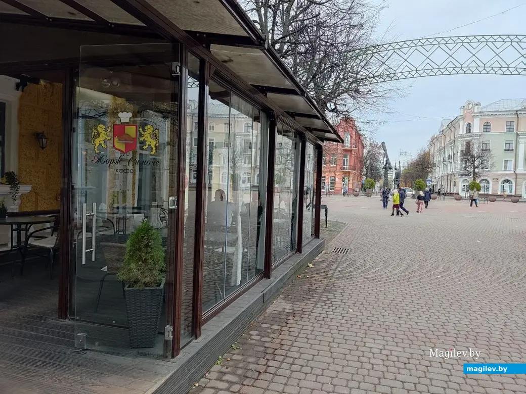 Кафе «Жорж Симоне». В нескольких шагах - площадь Звезд. Можно устроить фотосессию.Могилев, 17.10.2022 г