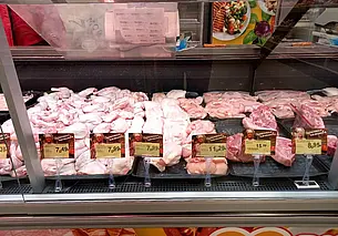 Как выросли цены на мясо за два года? Сравниваем фото витрины в 2020 и 2022 году