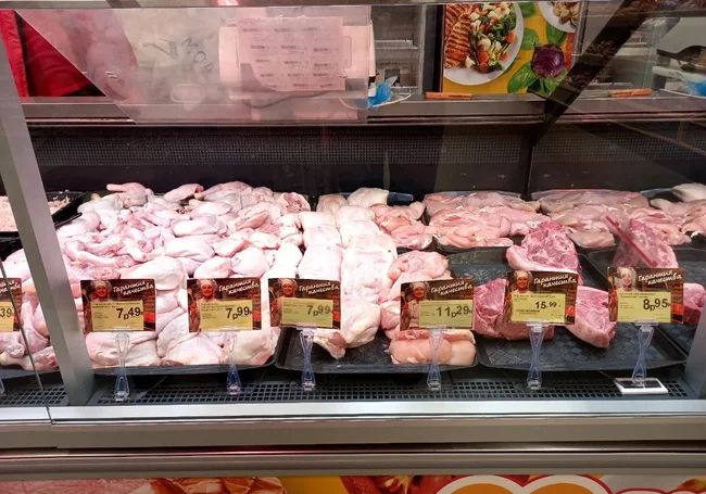 Как выросли цены на мясо за два года? Сравниваем фото витрины в 2020 и 2022 году