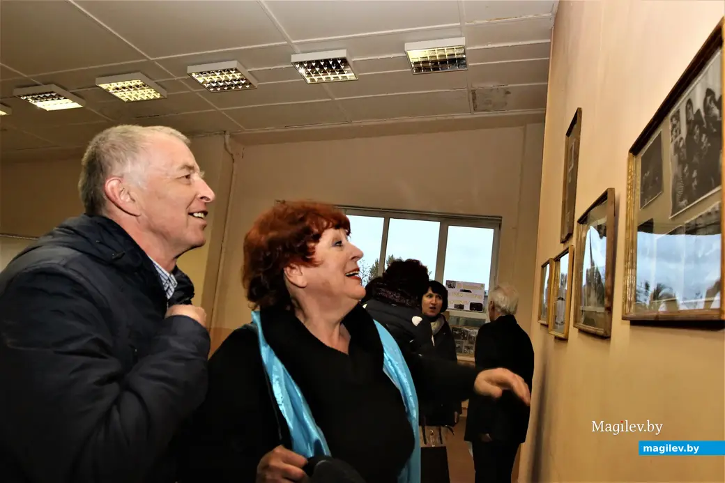 Гости нашей тусовки (слева Игорь Дыдышко) в аудитории 301 сразу же сразу же «залипали» на старые фотографии. БРУ, 2017 год.