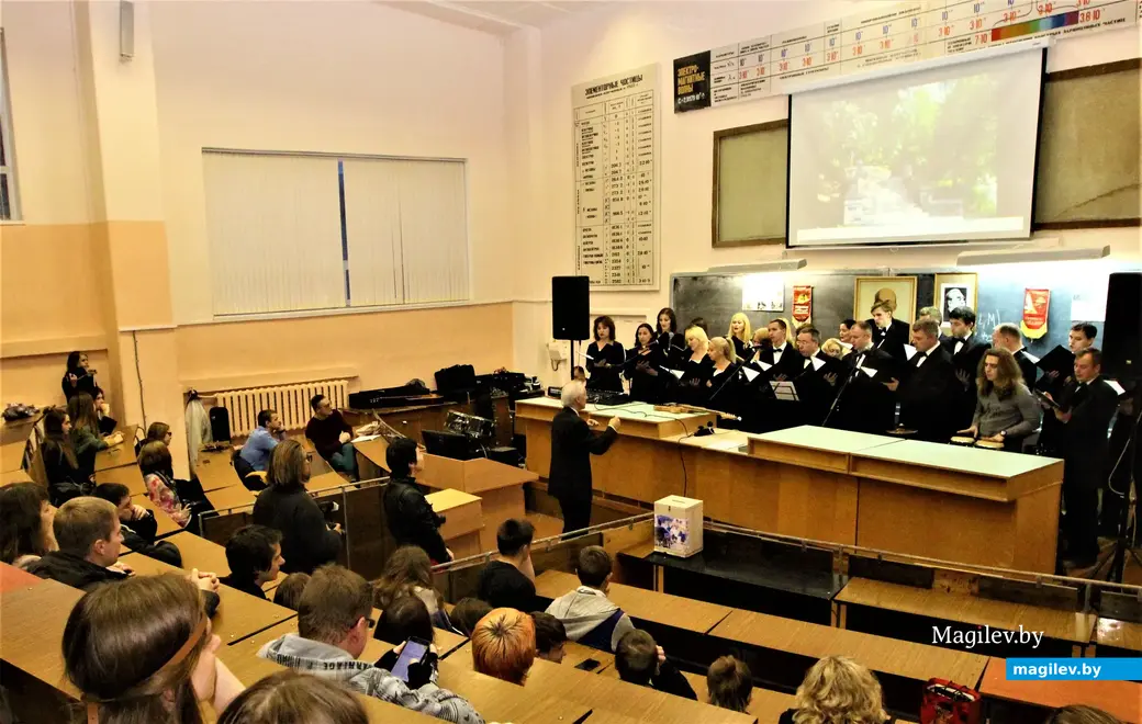 Хор Могилевской городской капеллы Сергея Лищенко виртуозно исполнил несколько битловских каверов. БРУ, 2017 год.