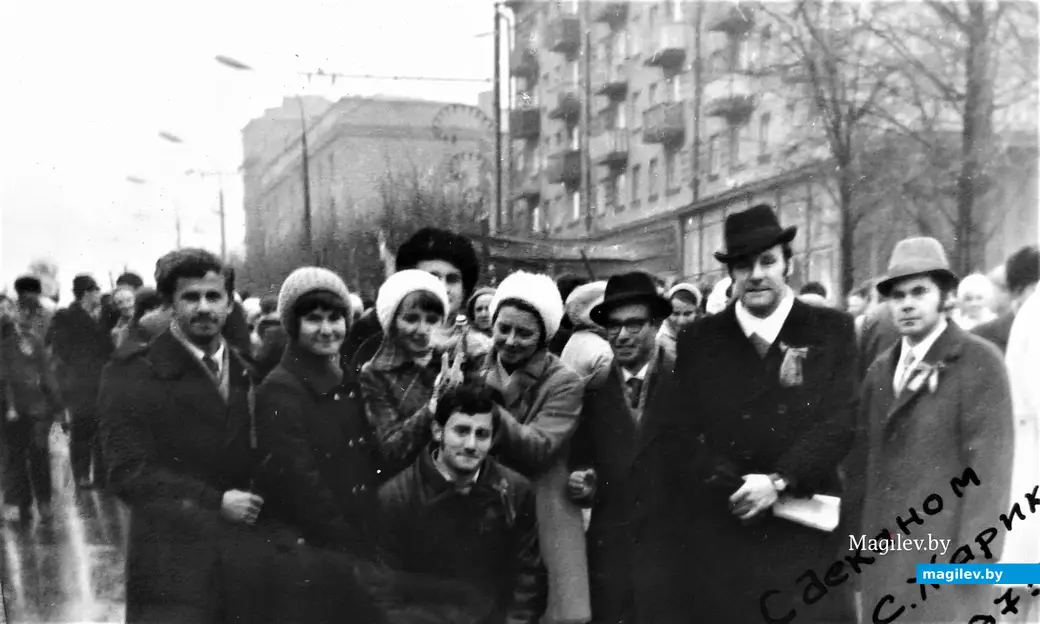 Виктор Жариков (в руках газета), а также преподаватели Сорин и Божик со студентами «пэтэшниками» (Группа ПТ-722) и на демонстрации. Могилев, 7 ноября, 1975 года.