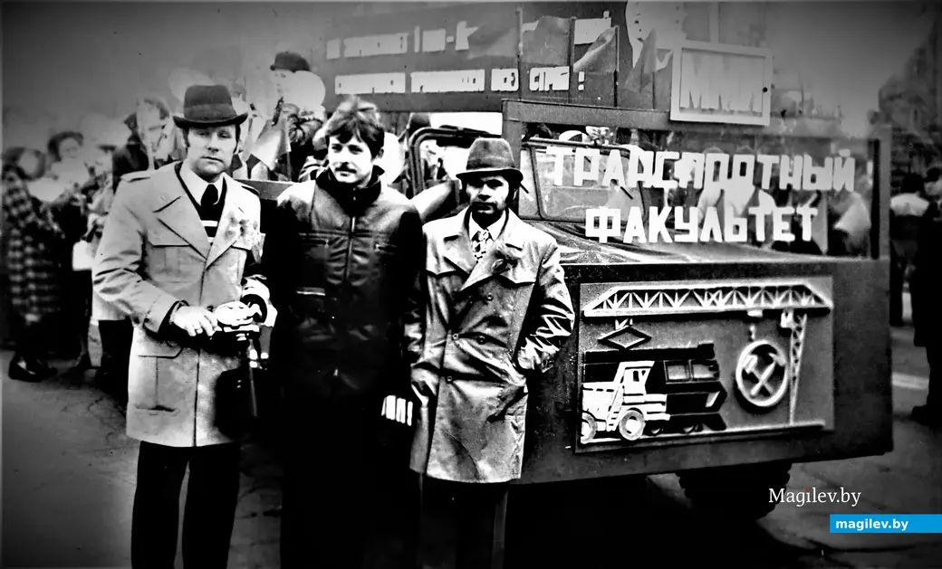 Володя Кутузов (в центре) был одним из немногих студентов, кому декан Виктор Жариков (слева) разрешал оставлять верхнюю одежду в деканате. Наверное, никому другому,