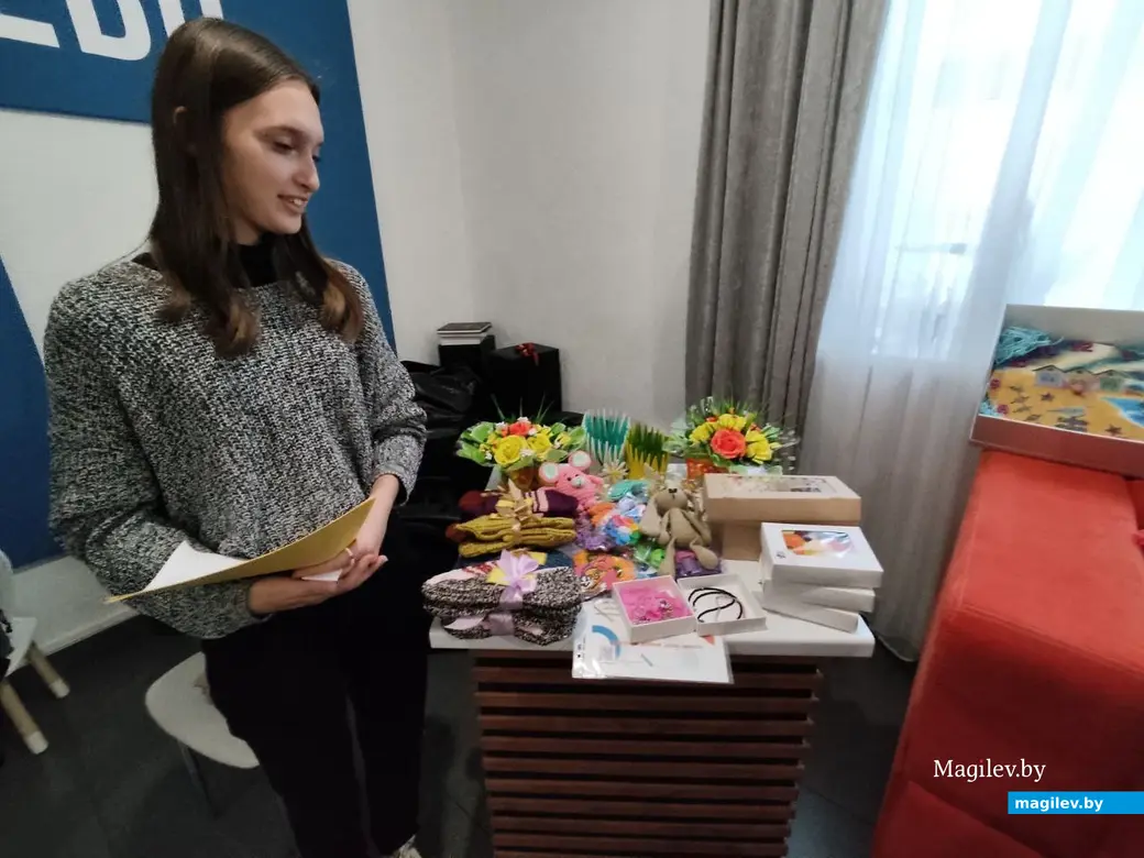 Анастасия Кирбаль учащаяся социльно-гуманитарного колледжа. В качестве волонтера работает на ярмарке-продаже изделий мам из родительского сообщества «Новые горизонты».