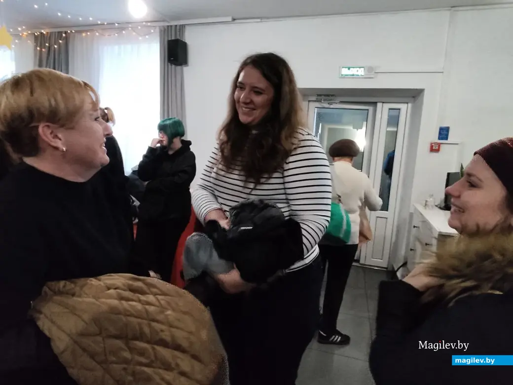 Дарья Павчина (в центре). Ярмарка бесплатных вещей. Тайм-кафе «Счастливое небо», Могилев. 21.10.2022 г