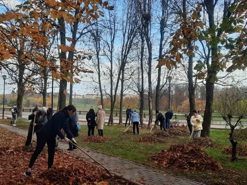 Могилев, 22 октября 2022 года. Общегородской субботник. Фото: Вестнiк Магiлева.