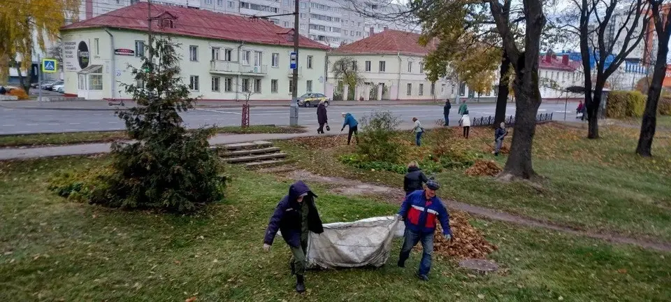 Могилев, 22 октября 2022 года. Общегородской субботник. Фото: Вестнiк Магiлева.