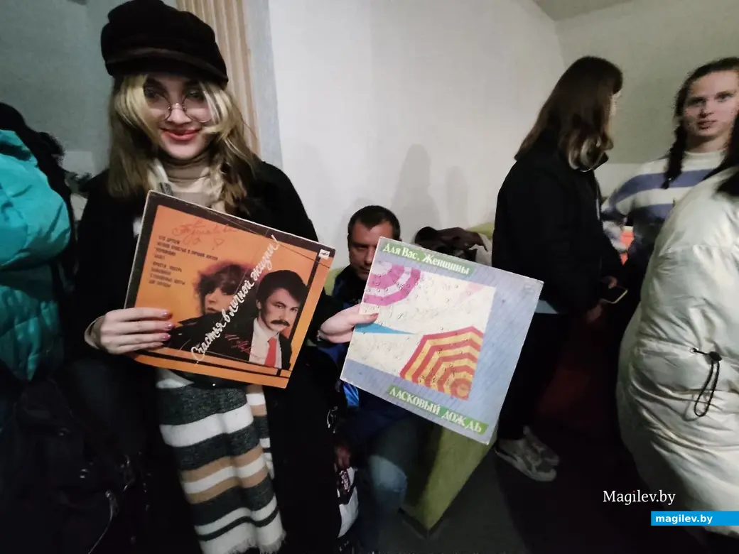 София выбрала себе пару пластинок. Ярмарка бесплатных вещей. Тайм-кафе «Счастливое небо», Могилев. 21.10.2022 г