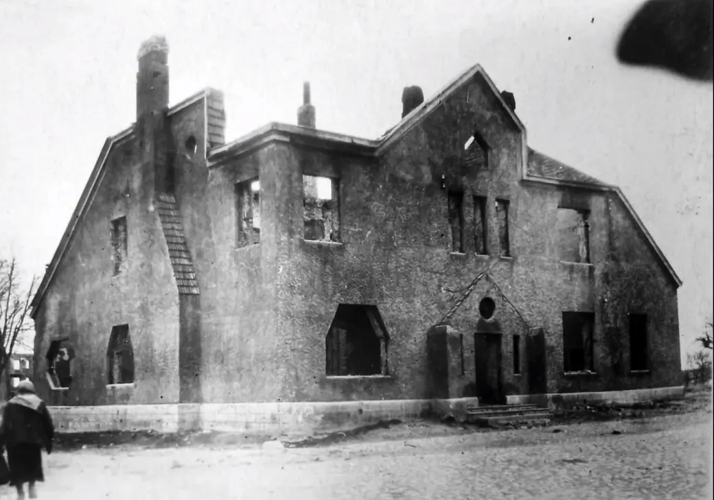 Бабруйскі «нямецкі дом» у 1944-м. Фота з Бабруйскага гарадзкога архіву. І вакно – роўны шасцікутнік!