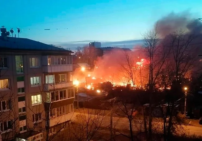 В Иркутске на жилой дом упал самолет СУ-30