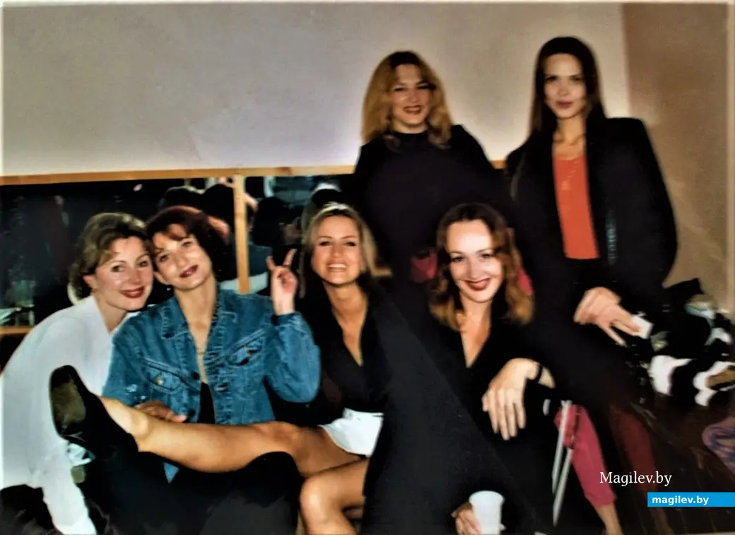 Участницы Центра красоты, грации и искусства. Инна Ранцева третья слева. Могилев, 1990-е годы.