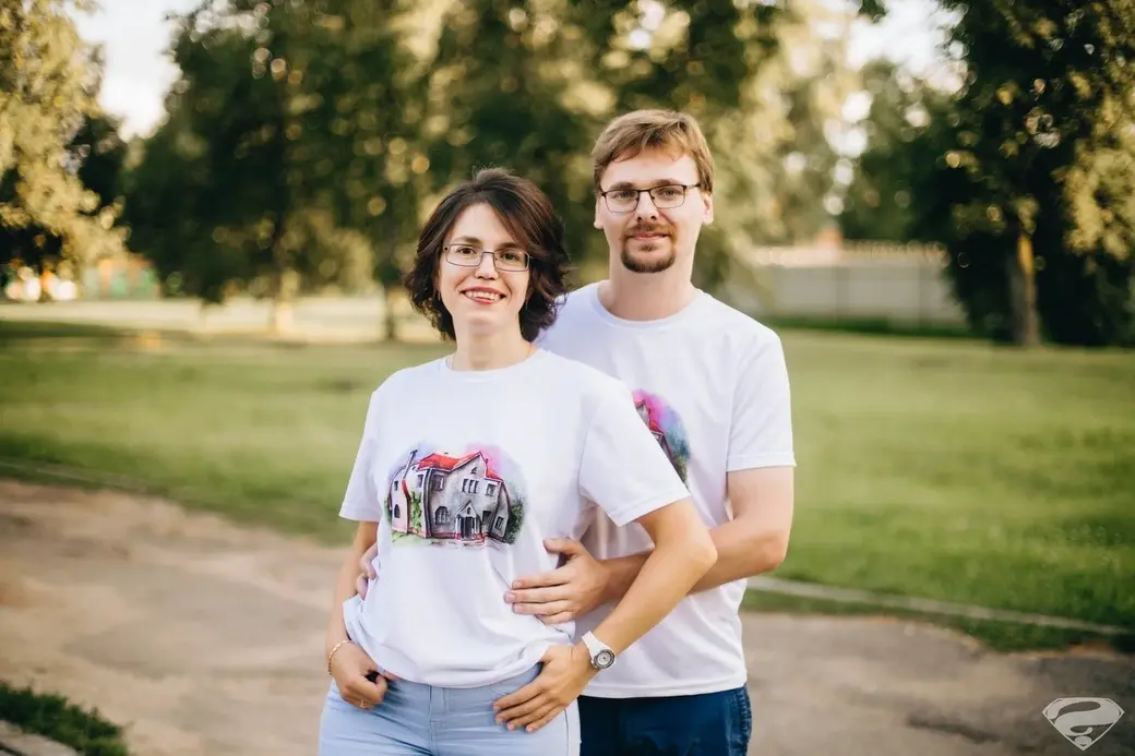 Віталь Мурашкевіч з жонкай Ганнай у адзенні, "брэндаваным" знакамітым бабруйскім будынкам. Фота Валянціна Валянцінава