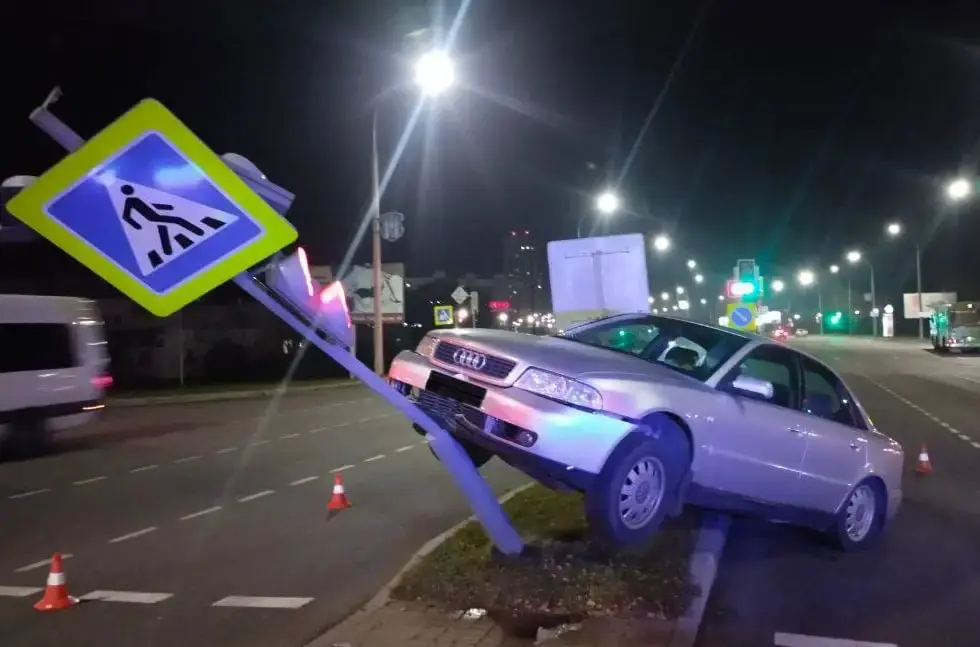 24.10.2022г. В Могилеве местная жительница наехала на стойку светофора. Фото: УВД
