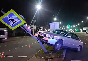 В Могилеве местная жительница наехала на стойку светофора. Фотофакт