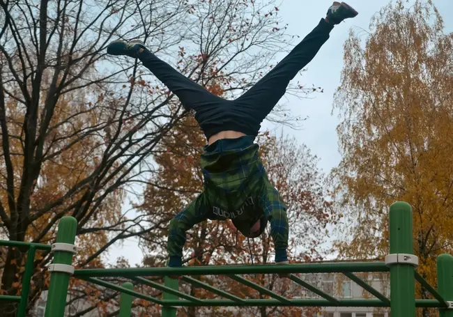 Мастера турников и брусьев. В Могилеве прошли соревнования «Street workout battles»