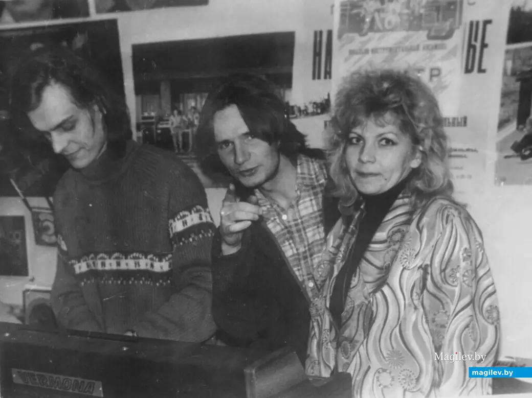 Ирина Дмоховская в тогдашнем ДК «Химволокно» вместе с музыкантами нового состава группы « Спектр», Игорем Беляевыв (в центре) и Геннадием Гордеенко, частенько