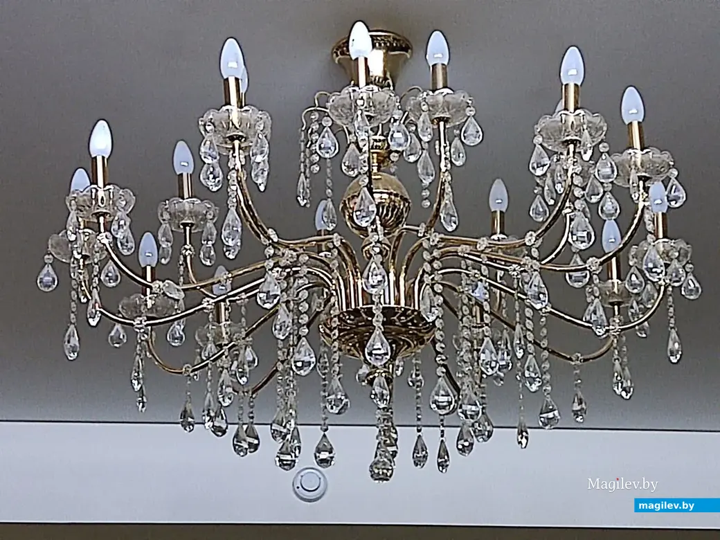 Классика жанра: люстра с висюльками. Ресторан «Винтаж», Могилев. 25.10.2022 г