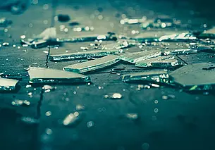 Бобруйчанин разбил стекло в двери ночного клуба, поступок пояснить не смог