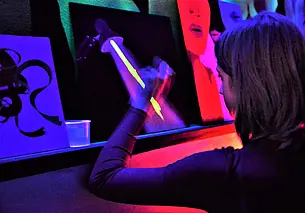 «Ни дня без творческой тусовки»: погружение в неоновую живопись и поиски птицы счастья