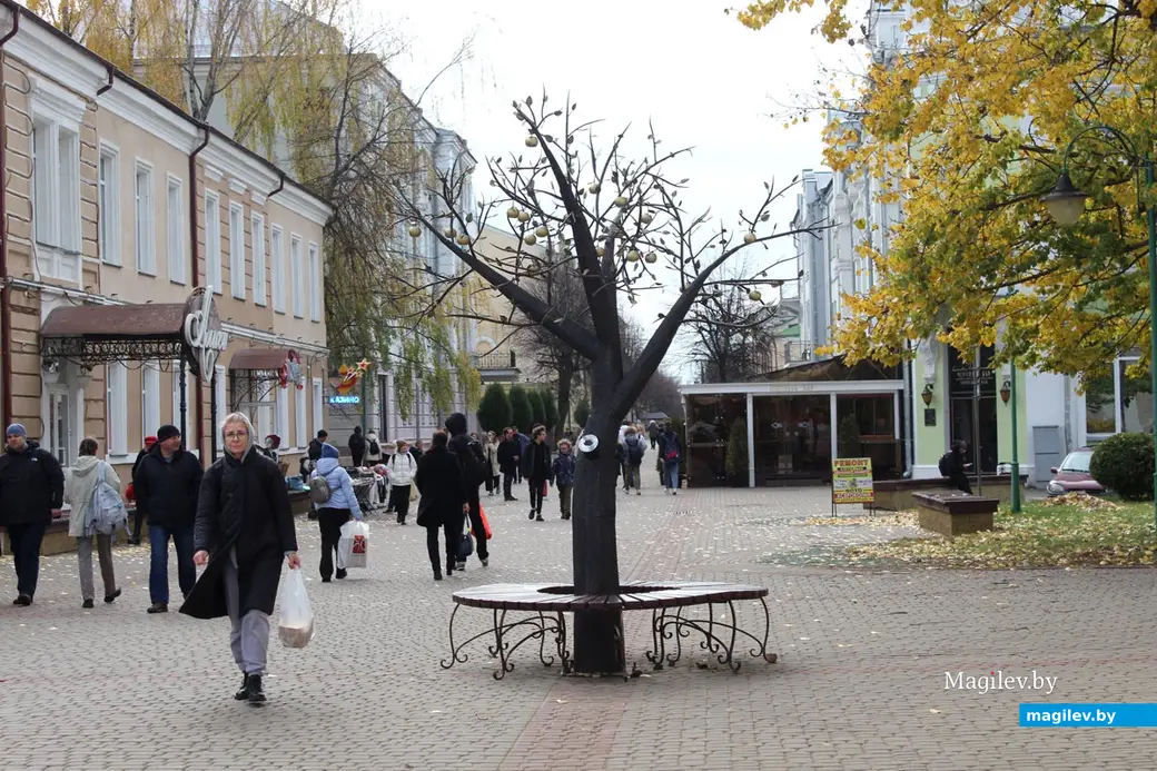 Улица Ленинская Могилева. Арт-объект. Октябрь 2022 года.