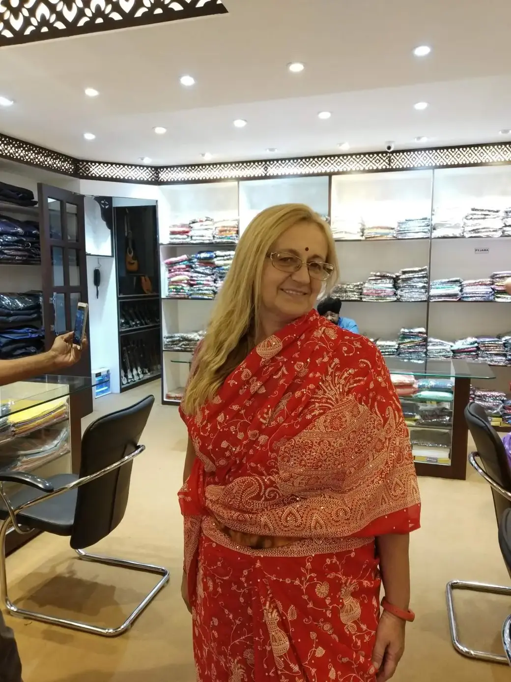 Ирина Харлинская в Индии, примеряет традиционную индийскую одежду.