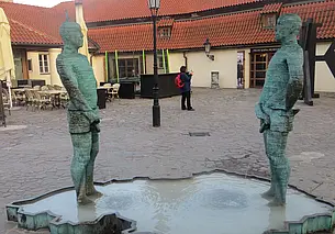 «Нет общественному мнению и скучным стереотипам». Виртуальная экскурсия по Праге