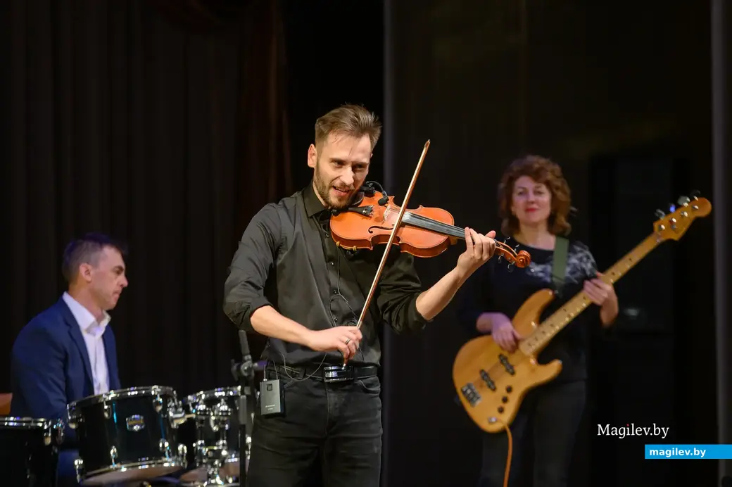 27.10.2022. Бобруйск. Отчетный концерт преподавателей детской школы искусств им. Е.К.Тикоцкого «Осенний вернисаж». Выступает Влад Масловский и его кавер-бэнд.