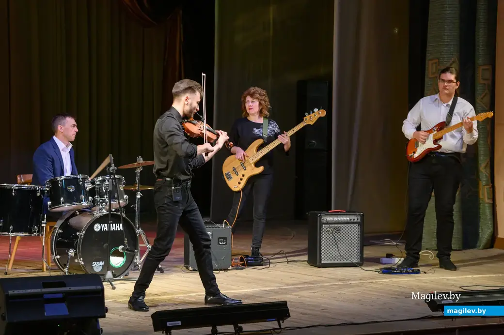 27.10.2022. Бобруйск. Отчетный концерт преподавателей детской школы искусств им. Е.К.Тикоцкого «Осенний вернисаж». Выступает Влад Масловский и его кавер-бэнд.