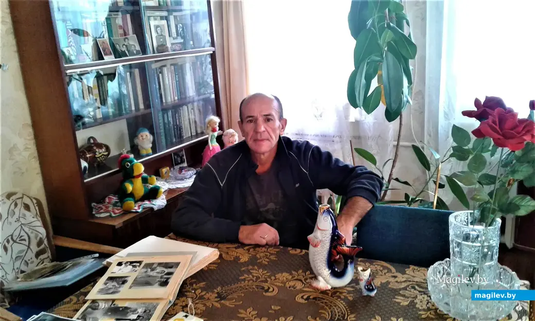 Мой старый товарищ Серега в родительской квартире, многие предметы которой (хрусталь, посуда, книги, мебель) напоминают о некогда остродефицитных товарах, сегодня