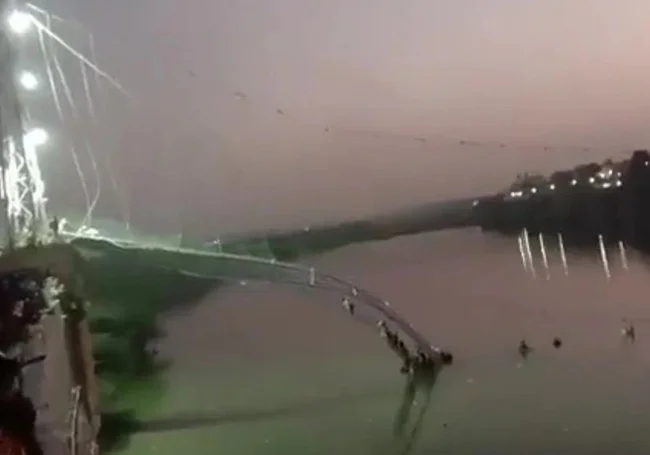 В Индии обрушился пешеходный мост: десятки погибших