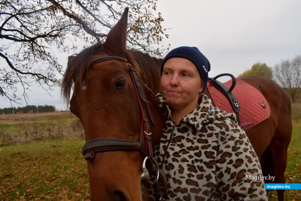 21.10.2022, д. Слободка, Бобруйский район. Ксения Толмачева с лошадью Бель на занятии по иппотерапии.