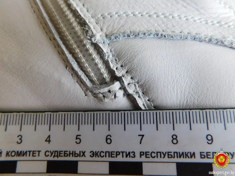Растрескивание материала верха. Фото управления Госкомитета судебных экспертиз по Могилевской области